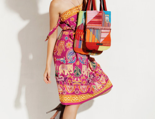 Ein folkloristisches Kleid mit Kettenstichmuster und zwei Taschen in Hippie-Stil